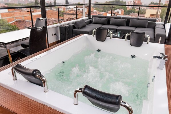 Outdoor spa tub