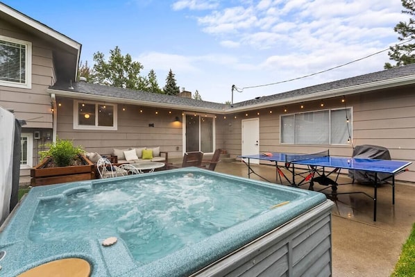 Hot Tub/Outdoor Seating/Blackstone Grill/Ping Pong