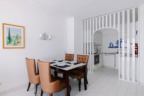 Fully-equipped kitchen and dining table