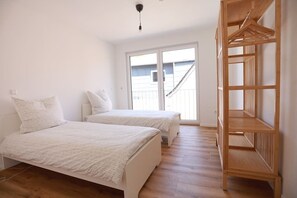 Bedroom with 2 single beds (1)