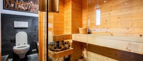 Bagno della camera singola composto da Sauna, lavandino, doccia, wc e bidet.