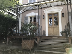 Façade avant et sa terrasse véranda