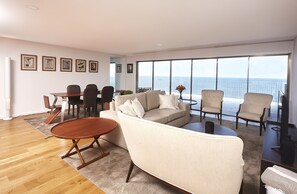 Living room and dining area with ocean view and 80m2 terrace.