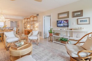 Beach front top floor pool hot tub and more