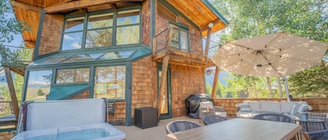 Back Deck w/ Hot Tub