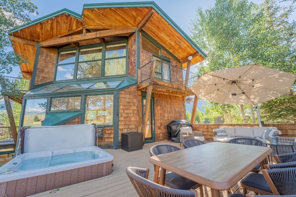 Back Deck w/ Hot Tub