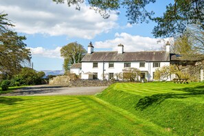 Set in amazing lawned grounds.