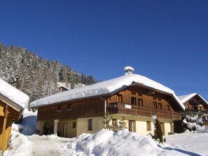 Forge-E-exterieur-hiver-location-appartement-chalet-Les-Gets