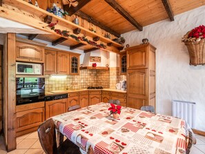 Lou-Baitandys-sejour-salle-a-manger-location-appartement-chalet-Les-Gets