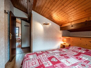 Roitelet-Les-Aires-chambre-lit-double-location-appartement-chalet-Les-Gets