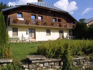 Forge-D-exterieur-ete-location-appartement-chalet-Les-Gets