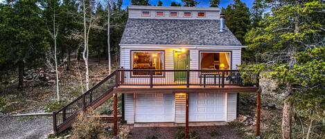 Coyote Mountain Vista - a SkyRun Nederland Property - Coyote Mountain Vista - A fabulous home in the forested foothills of the Rocky Mountains!