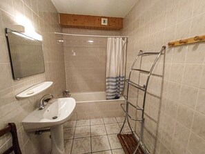 Chamioret-4-Bleuets-salle-de-bain-location-appartement-chalet-Les-Gets