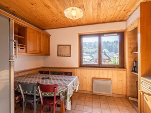 Marcelly-16-table-repas-location-appartement-chalet-Les-Gets