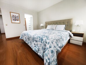 Master bedroom with King-size bed, walk-in closet, ensuite bathroom, 55" SmartTv