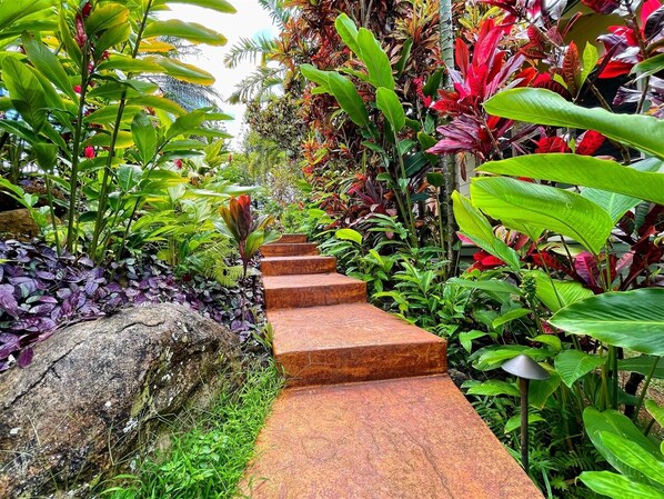 Welcome to Hale Ke` Pua  Start your stay by walking down our gorgeous Pathway leading to Private Entry