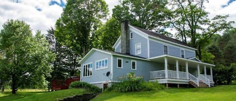 Cloverleaf Farm gracious and classic exterior.