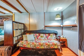 Studio | Full Futon | Smart TV