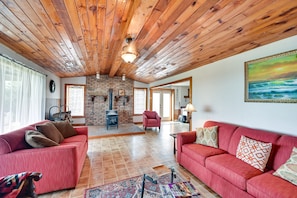 Living Room | Wood-Burning Stove | Central A/C