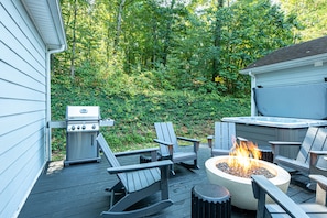 Private Porch - Gas Firepit, Napolean Grill & Hot tub