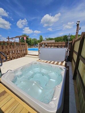 Resort Hot Tub (Usually open Memorial Day through Labor Day but message for exact dates)