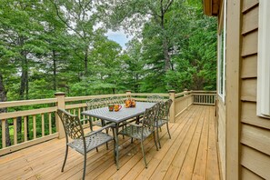 Deck | Outdoor Dining Area | Gas Grill