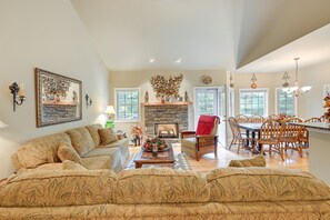 Living Room | Free WiFi | Central A/C