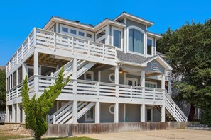 This 6-Bedroom, 4.5-bathroom lakefront home combines tasteful, beachy decor with luxury and sophistication.