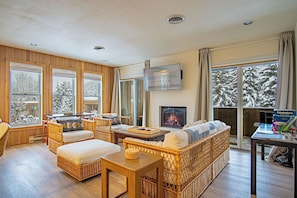 Gas fireplace and Smart TV to relax and unwind after skiing or hiking