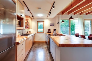 Kitchen | 2-Story House | 8 Mi to Thunder Hole