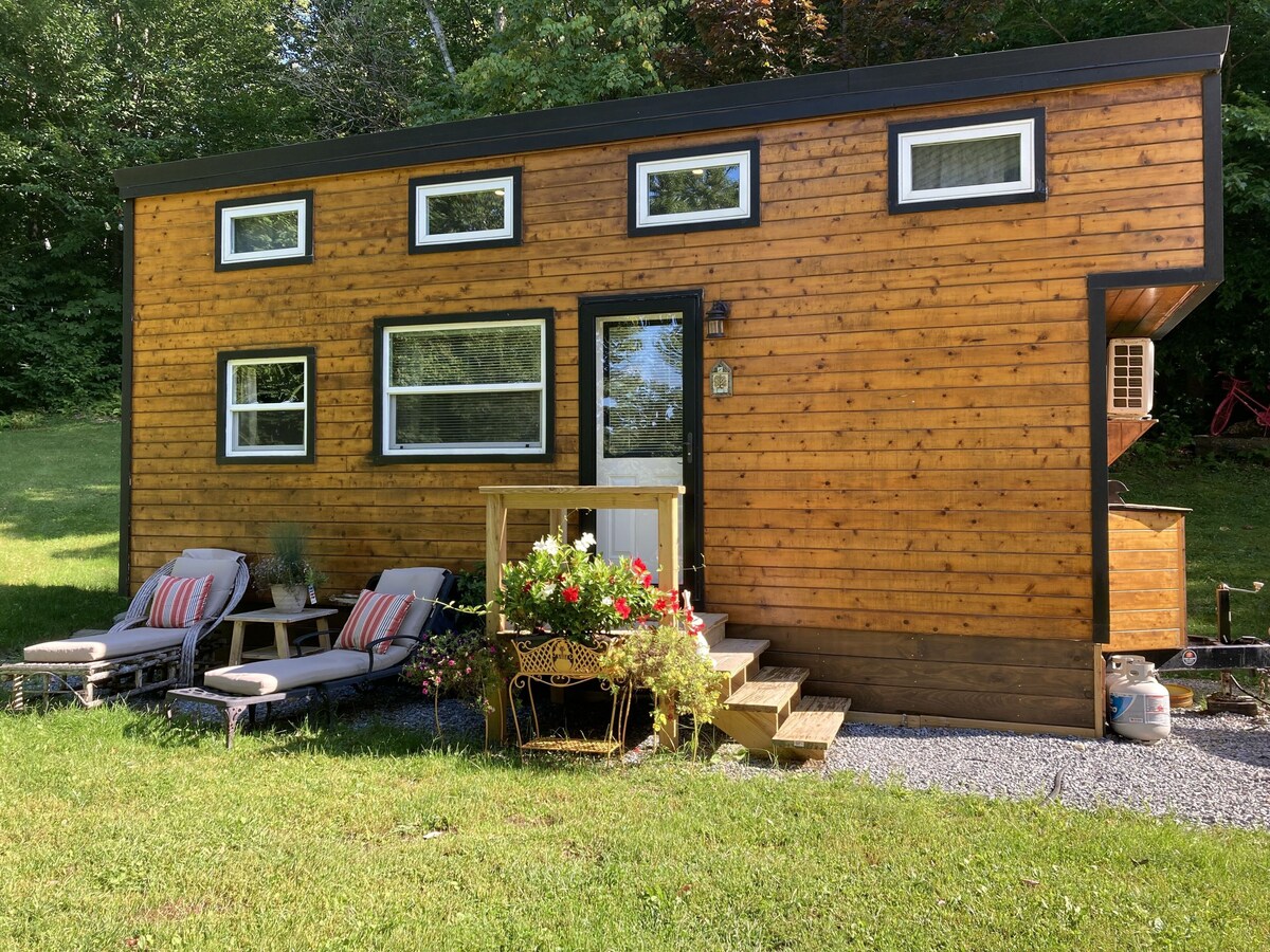Charming Tiny House on 10 Wooded Acres