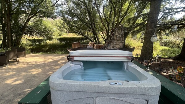 Outdoor spa tub