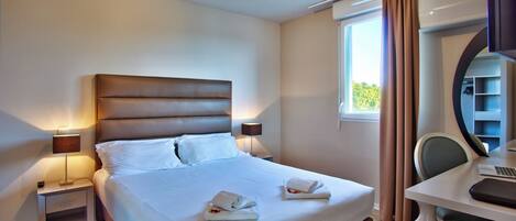 Unit with 1 Double bed or 2 Single beds. Exact unit will be assigned upon arrival. Views, colors