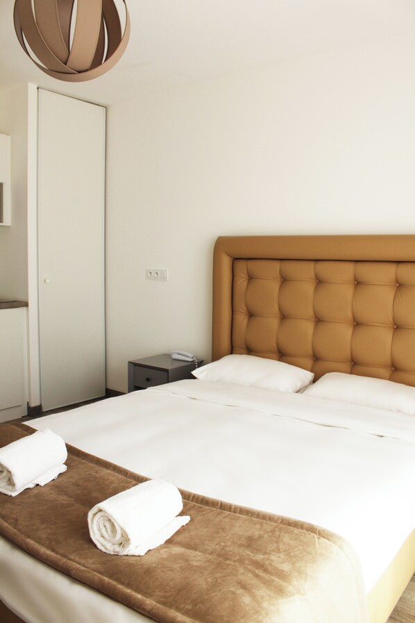 Unit with Double bed. Exact unit will be assigned upon arrival. Views, colors and decor may vary.