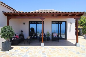 teilüberdachte Terrasse
