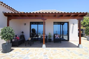 teilüberdachte Terrasse