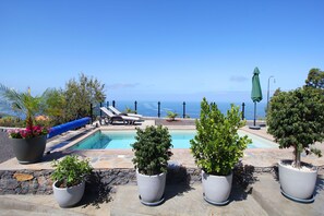 Pool mit Meerblick