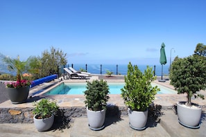 Pool mit Meerblick