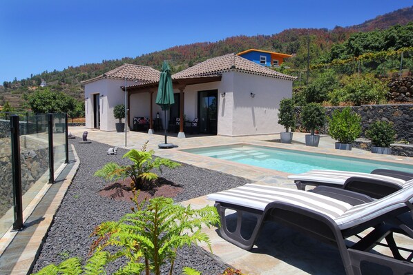 Freistehendes Haus mit Pool und Meerblick