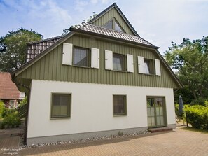 Ferienhaus Zingst: West-Seite mit 2 Parkplätzen.