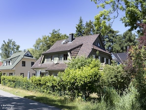 Hausansicht von der Schulstraße.