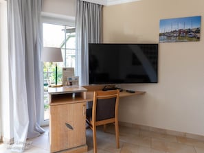 Ferienhaus Ahrenshoop: Schreibtisch und TV.