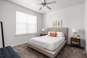 Bedroom 1 - 1 queen bed