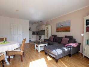 Ferienhaus Prerow: Wohnzimmer und Küche.