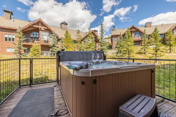 Outdoor spa tub