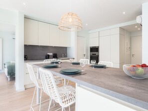 Vue de la cuisine et de la table à manger