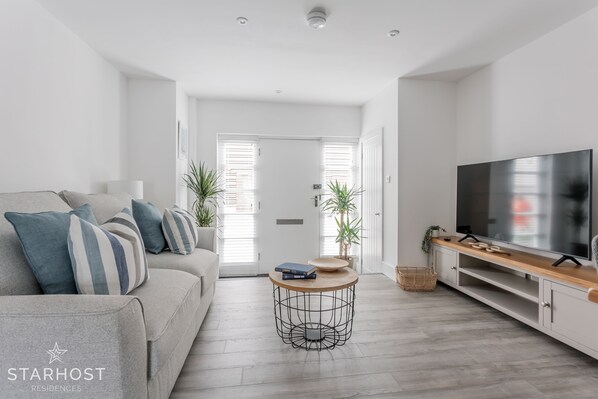 The property contains an open plan kitchen/lounge/dining area.
