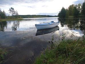 Our rowing boat 'Löv' and the beautyful lake.
