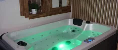 Indoor spa tub