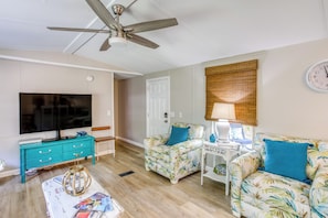 Living Room | Central Heating & A/C | Smart TV | Free WiFi | Twin Air Mattress